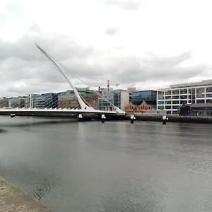 Coqueto Frente Al Guggenheim , Bilbao España